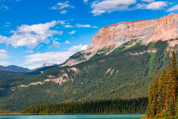 Bergskedja Tidigt Kvällen Vid Emerald Lake Augusti — Stockfoto