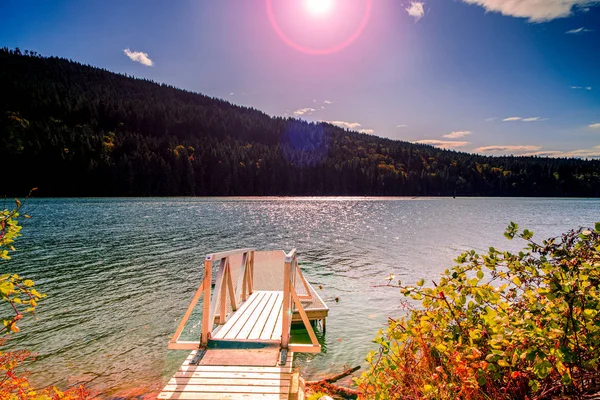 Αποβάθρα Στη Λίμνη Ένα Φωτεινό Πρωινό Φθινόπωρο — Φωτογραφία Αρχείου