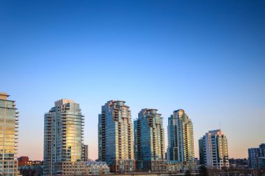 Apartman çizgisi golder saatinde aydınlandı.