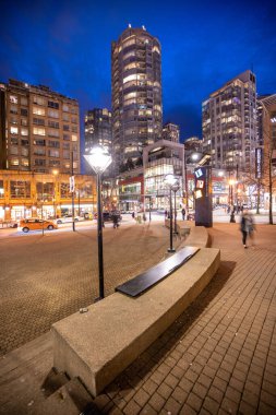 VANCOUVER, BC - 20 Şubat 2020 - Vancouver Halk Kütüphanesi dışındaki Robson Caddesi Gece Görüşü