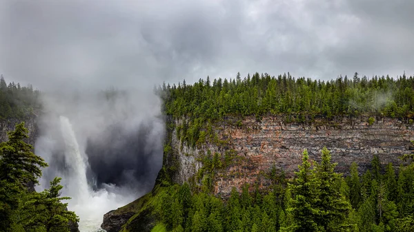 Helmcken Falls Wells Gray Provincial Park Dia Verão Chuvoso — Fotografia de Stock