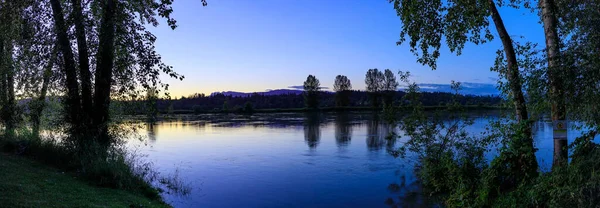 Πανόραμα Του Ήρεμου Ποταμού Νύχτα Summers — Φωτογραφία Αρχείου