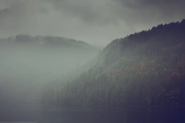 Niedrige Wolken Nebel Bedeckt Den See Einem Septembermorgen — Stockfoto