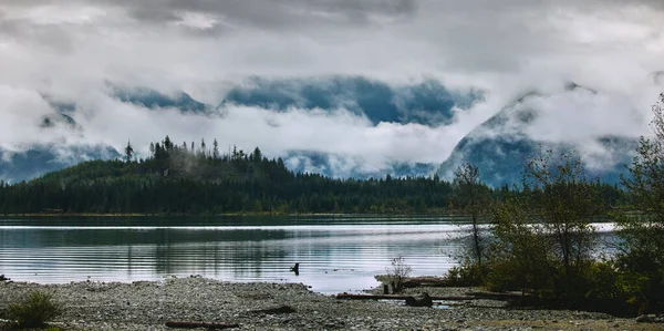 Nuages Bas Dramatiques Dessus Lac Septembre — Photo