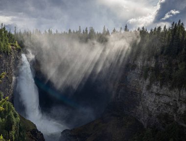 Helmcken Şelalesi 'ni aydınlatmak için güneş doğar