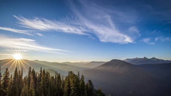 Sonnenaufgang Sonnenstern Auf Der Spitze Des Aussichtsplatzes — Stockfoto