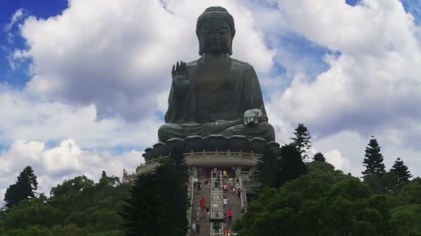 Velký Buddha v Hongkongu a v turistech — Stock video