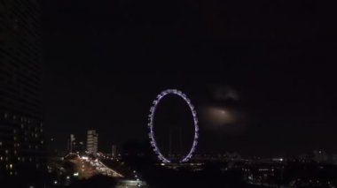singapur ve gece dönme dolap