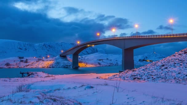 Winterabendbrücke in luftiger Höhe — Stockvideo