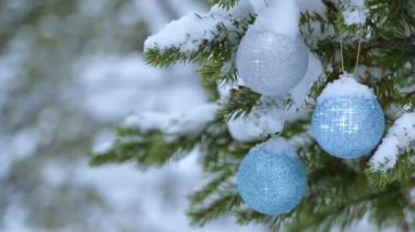 noel topları karla kaplı parlıyor