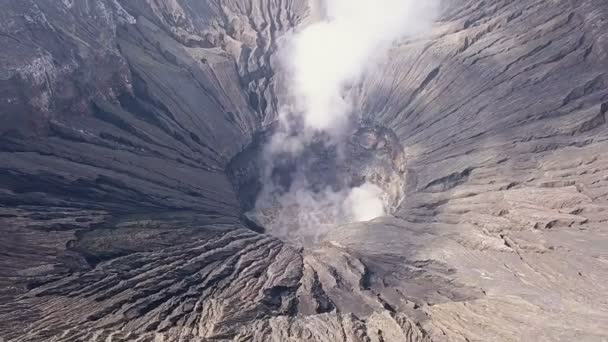 活火山和火山口上的游客 — 图库视频影像