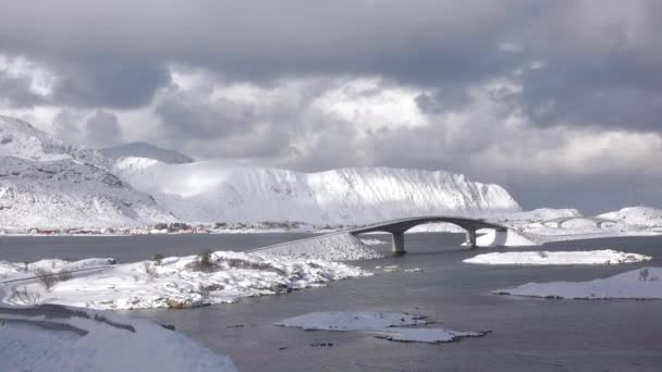Γέφυρα Στο Χειμερινό Φιόρδ Και Σύννεφα — Αρχείο Βίντεο