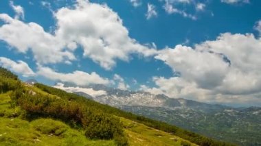 Alpler üzerinden bulutlar