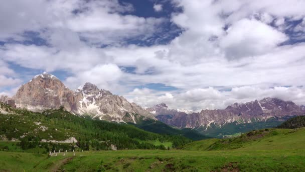 Wolken over een alpine vallei — Stockvideo