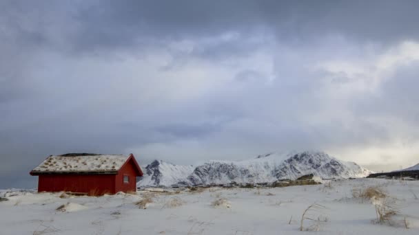 Moln Över Vinter Bergen Och Ett Grästak — Stockvideo