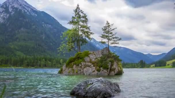 Molnigt morgon vid Hintersee-sjön — Stockvideo