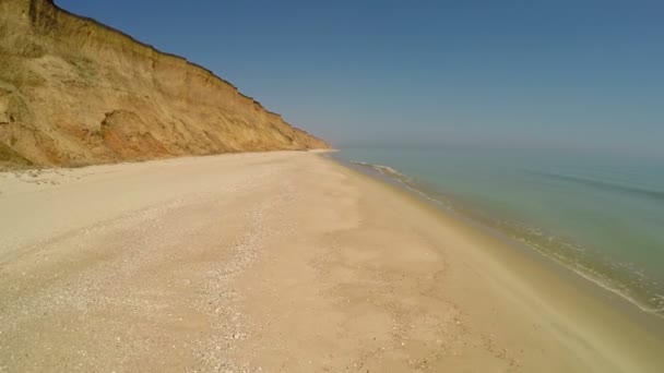 Praia vazia vista aérea três de cinco tiros — Vídeo de Stock