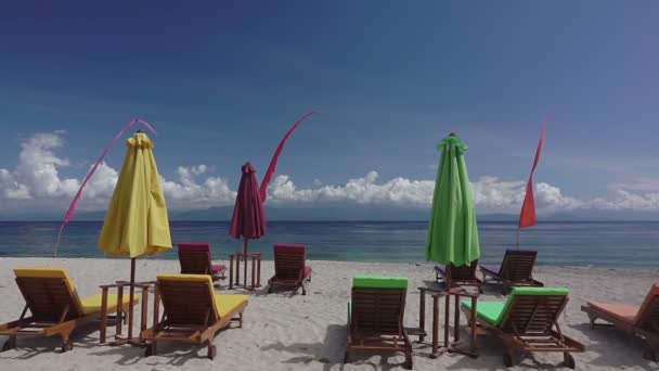 Prázdné Lehátka Deštníky Pláži — Stock video