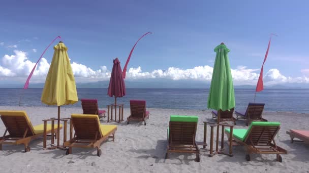 Chaises Longues Parasols Vides Sur Plage — Video