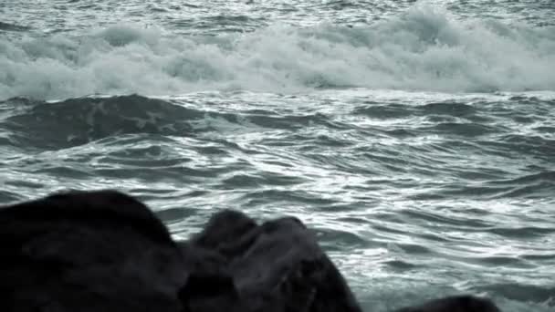 Evening waves and defocused rocks — Stock Video