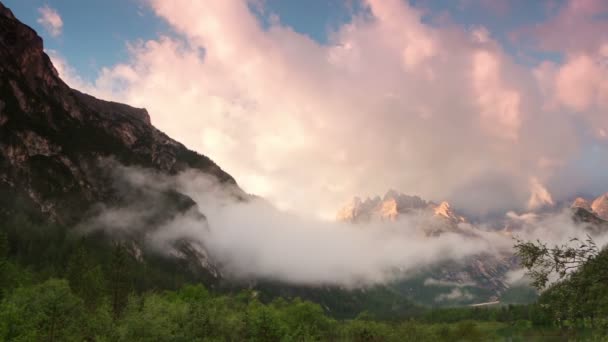 湖面和山脉上空的雾和云 — 图库视频影像