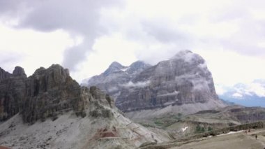 dolomitlerin kayalarında hızlı sis