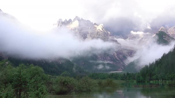 Mezcla Nubes Con Una Niebla Sobre Una Montaña — Vídeos de Stock