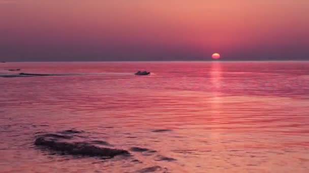 Multi colored sunrise over the surf — Stock Video