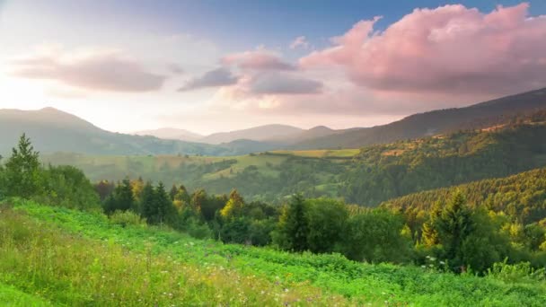 Рожеві Хмари Заходу Сонця Над Лісистими Горами — стокове відео