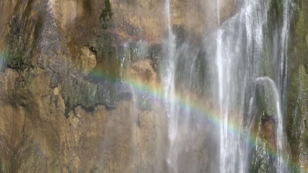 Regenbogen auf einem Wasserfall — Stockvideo