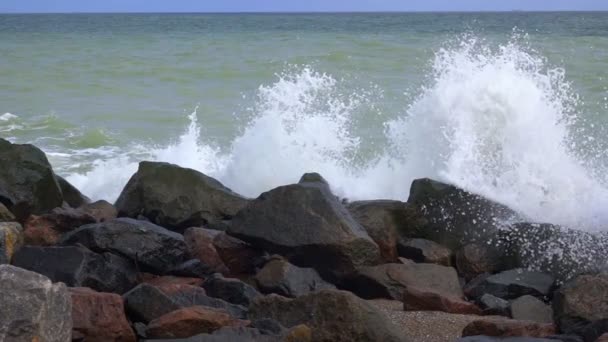 Rocky Shore Splash Surf — Stock Video