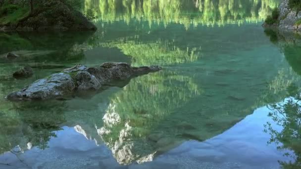 Spiegelung Wasser Des Bergsees — Stockvideo