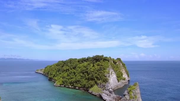 海洋中的岩石热带岛屿 — 图库视频影像