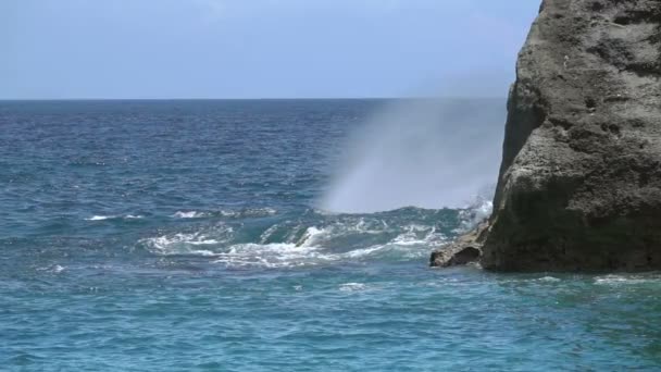 Onda Mar Com Salpicos Quebra Sobre Uma Rocha — Vídeo de Stock