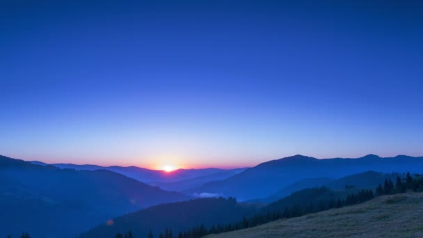 Восход Солнца Безоблачном Небе Над Горами — стоковое видео