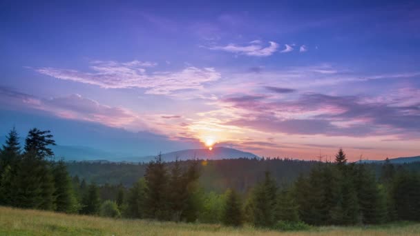 Západ Slunce Bezmračné Obloze Nad Zalesněnými Horami — Stock video