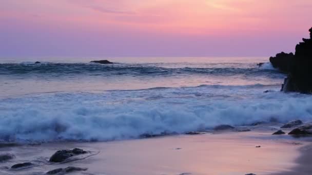 日落之后在海滩上冲浪 — 图库视频影像