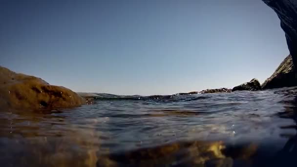 Olas de surf en la costa rocosa — Vídeos de Stock