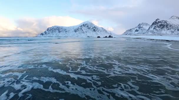 挪威冬季海滩上的冲浪波之间 — 图库视频影像