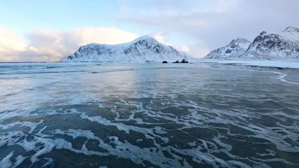 Surfwelle Norwegischen Winterstrand Zwischen — Stockvideo