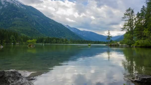 森林湖でボートをする行楽客 — ストック動画