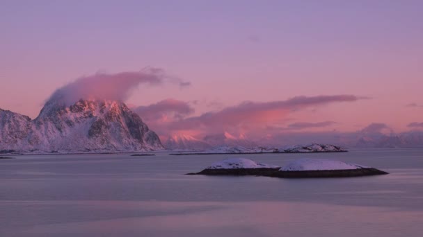 Winterzonsondergang boven de fjord — Stockvideo