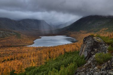 Nevidimka Gölü üzerinde yağmur, Kolyma, Magadan bölgesi, Rusya Federasyonu