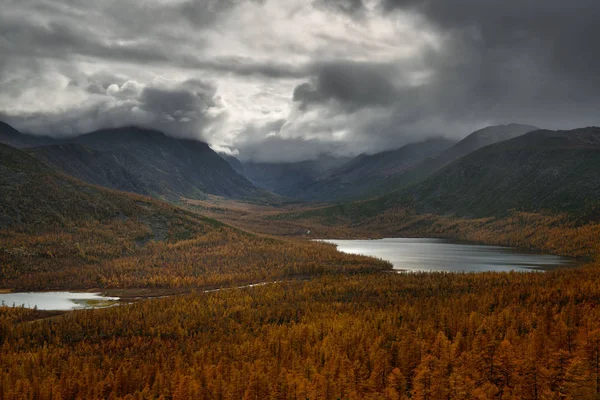 Lluvia Acerca Sobre Lago Nevidimka Kolima Región Magadán Rusia —  Fotos de Stock