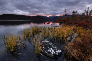 Jack London gölünde bulutlu bir akşam, Kolyma, Magadan region, Rusya