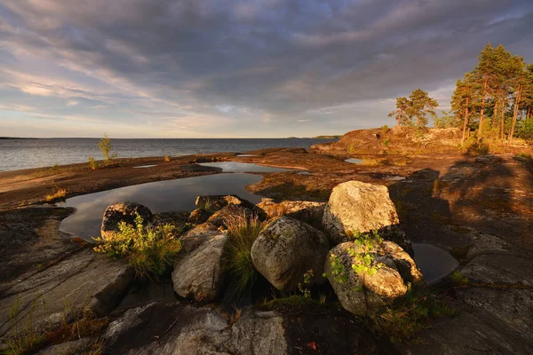 Klippiga Stranden Sjön Solig Kväll Ladoga Sjö — Stockfoto