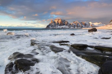 Güneşli bir akşamda Norveç 'in kayalık kıyıları