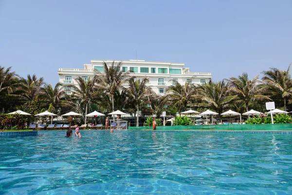 Phan Thiet. Vietnam. 08 Mart 2020. Havuzda tatil yapan insanlar Sailing Bay Beach Tatil Köyü.