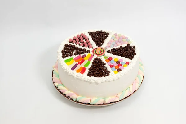 美味的五颜六色的儿童蛋糕装饰着糖果和五彩纸屑 顶部视图 在白色背景上隔离 — 图库照片