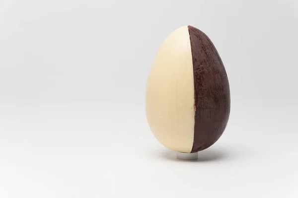 Delizioso uovo di Pasqua fatto in casa, 2 sapori: cocco e tartufo. Spazio per testo a sinistra . — Foto Stock